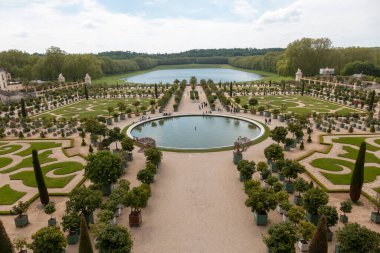 Paris, Fransa - 20 Mayıs 2023: Versailles Sarayı 'nın dış mimarisi ve parkı UNESCO Dünya Mirasları Listesi kraliyet şatosu.