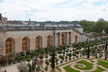 Paris, Fransa - 20 Mayıs 2023: Versailles Sarayı 'nın dış mimarisi ve parkı UNESCO Dünya Mirasları Listesi kraliyet şatosu.