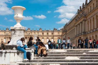 Paris, Fransa - 20 Mayıs 2023: Versailles Sarayı 'nın dış mimarisi ve parkı UNESCO Dünya Mirasları Listesi kraliyet şatosu.