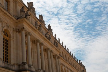 Paris, Fransa - 20 Mayıs 2023: Versailles Sarayı 'nın dış mimarisi ve parkı UNESCO Dünya Mirasları Listesi kraliyet şatosu.