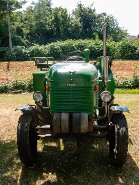 St. Christophen, Avusturya - 23 Temmuz 2023: Yazın yerel eski araba sergisi