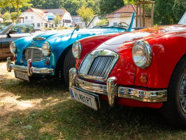 St. Christophen, Avusturya - 23 Temmuz 2023: Yazın yerel eski araba sergisi