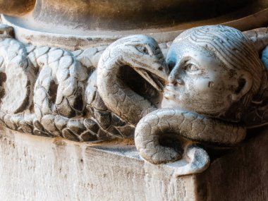 Burg Kreuzenstein 'in dış görünüş ve mimari ayrıntıları Avusturya' nın güneyindeki Leobendorf yakınlarında bir kaledir..