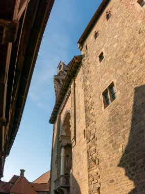 Burg Kreuzenstein 'in dış görünüş ve mimari ayrıntıları Avusturya' nın güneyindeki Leobendorf yakınlarında bir kaledir..