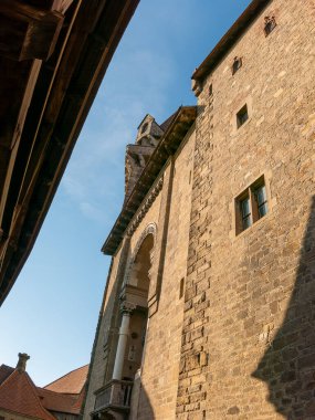 Burg Kreuzenstein 'in dış görünüş ve mimari ayrıntıları Avusturya' nın güneyindeki Leobendorf yakınlarında bir kaledir..