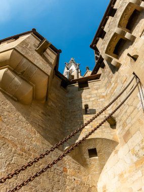 Burg Kreuzenstein 'in dış görünüş ve mimari ayrıntıları Avusturya' nın güneyindeki Leobendorf yakınlarında bir kaledir..