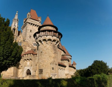 Burg Kreuzenstein 'in dış görünüş ve mimari ayrıntıları Avusturya' nın güneyindeki Leobendorf yakınlarında bir kaledir..