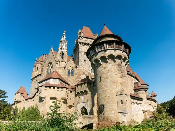 Burg Kreuzenstein 'in dış görünüş ve mimari ayrıntıları Avusturya' nın güneyindeki Leobendorf yakınlarında bir kaledir..