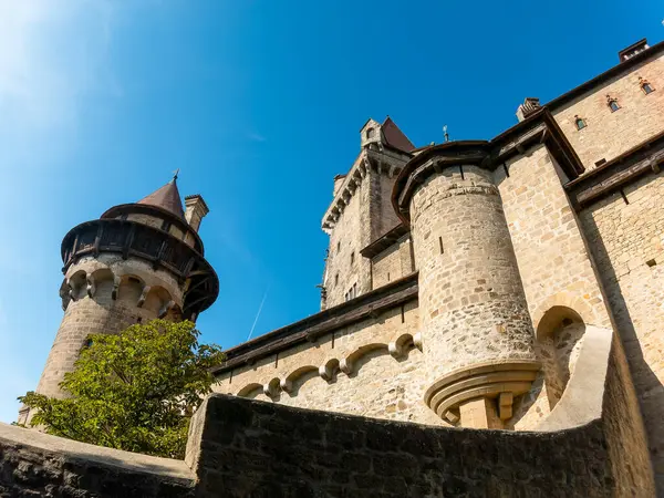 Burg Kreuzenstein 'in dış görünüş ve mimari ayrıntıları Avusturya' nın güneyindeki Leobendorf yakınlarında bir kaledir..