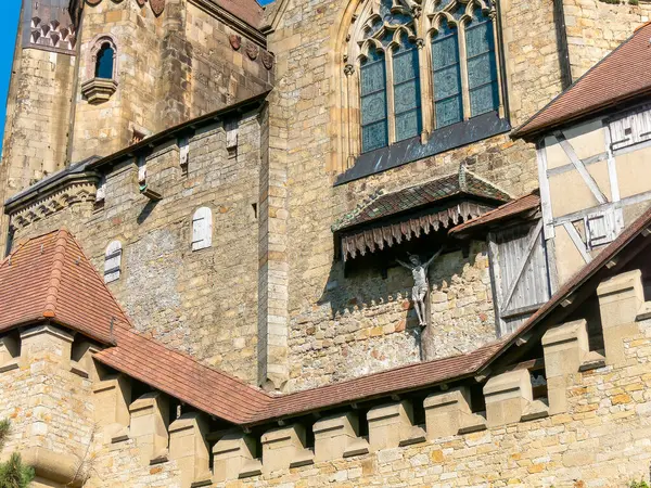 Burg Kreuzenstein 'in dış görünüş ve mimari ayrıntıları Avusturya' nın güneyindeki Leobendorf yakınlarında bir kaledir..