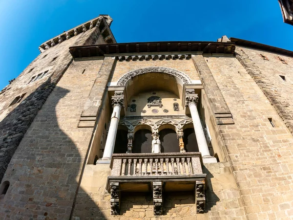 Burg Kreuzenstein 'in dış görünüş ve mimari ayrıntıları Avusturya' nın güneyindeki Leobendorf yakınlarında bir kaledir..
