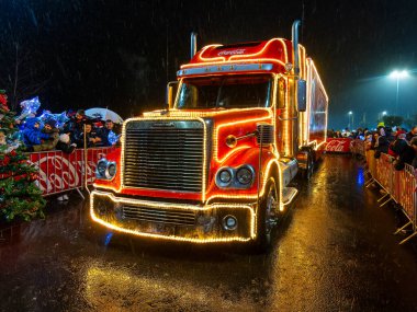 Neulengbach, Avusturya - 1 Aralık 2023: Yeni yıl ve Noel kamyonu