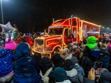 Neulengbach, Avusturya - 1 Aralık 2023: Yeni yıl ve Noel kamyonu