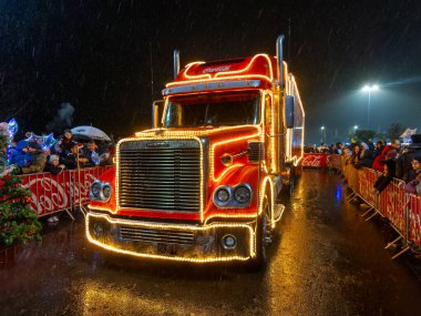 Neulengbach, Avusturya - 1 Aralık 2023: Yeni yıl ve Noel kamyonu