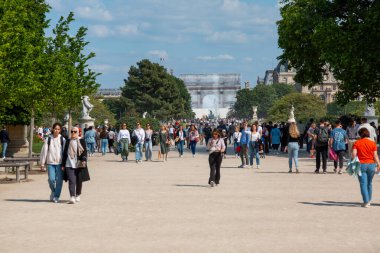Paris, Fransa - 20 Mayıs 2023: Louvre Sarayı ve Tuileries Bahçeleri