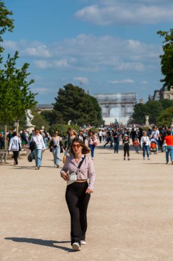 Paris, Fransa - 20 Mayıs 2023: Louvre Sarayı ve Tuileries Bahçeleri