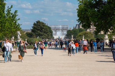 Paris, Fransa - 20 Mayıs 2023: Louvre Sarayı ve Tuileries Bahçeleri