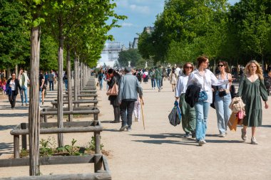 Paris, Fransa - 20 Mayıs 2023: Louvre Sarayı ve Tuileries Bahçeleri