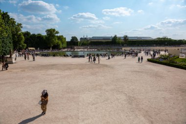 Paris, Fransa - 20 Mayıs 2023: Louvre Sarayı ve Tuileries Bahçeleri