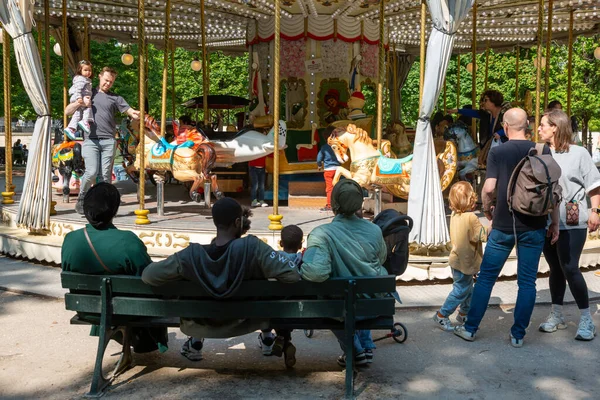 Paris, Fransa - 20 Mayıs 2023: Louvre Sarayı ve Tuileries Bahçeleri