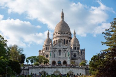 Paris, Fransa - 20 Mayıs 2023: Montmartre 'deki Paris' in Kutsal Yüreği Bazilikası 'nın dış görünüşü