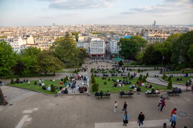 Paris, Fransa - 20 Mayıs 2023: Montmartre 'deki Paris' in Kutsal Yüreği Bazilikası 'nın dış görünüşü