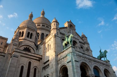 Paris, Fransa - 20 Mayıs 2023: Montmartre 'deki Paris' in Kutsal Yüreği Bazilikası 'nın dış görünüşü
