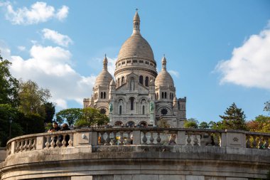 Paris, Fransa - 20 Mayıs 2023: Montmartre 'deki Paris' in Kutsal Yüreği Bazilikası 'nın dış görünüşü