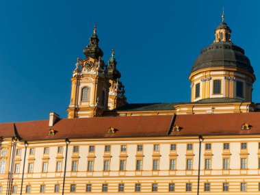 Melk manastırı ve Aşağı Avusturya 'daki Melk kasabasının iç ve dış görüntülerine bakın.