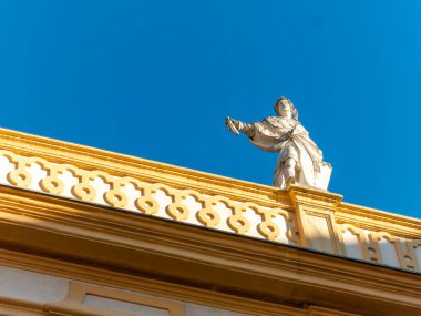 Melk manastırı ve Aşağı Avusturya 'daki Melk kasabasının iç ve dış görüntülerine bakın.