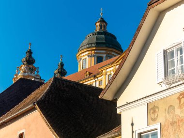 Melk manastırı ve Aşağı Avusturya 'daki Melk kasabasının iç ve dış görüntülerine bakın.