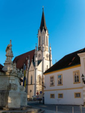 Melk manastırı ve Aşağı Avusturya 'daki Melk kasabasının iç ve dış görüntülerine bakın.