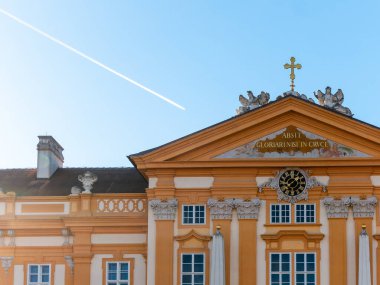 Melk manastırı ve Aşağı Avusturya 'daki Melk kasabasının iç ve dış görüntülerine bakın.