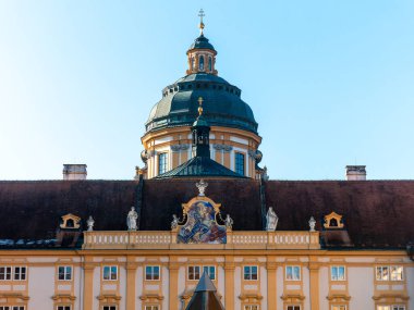 Melk manastırı ve Aşağı Avusturya 'daki Melk kasabasının iç ve dış görüntülerine bakın.