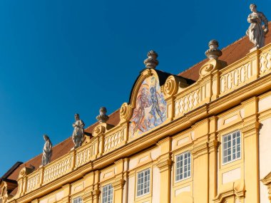 Melk manastırı ve Aşağı Avusturya 'daki Melk kasabasının iç ve dış görüntülerine bakın.
