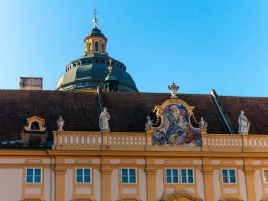 Melk manastırı ve Aşağı Avusturya 'daki Melk kasabasının iç ve dış görüntülerine bakın.