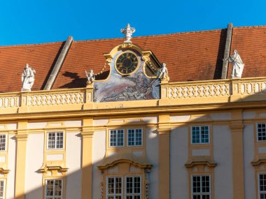 Melk manastırı ve Aşağı Avusturya 'daki Melk kasabasının iç ve dış görüntülerine bakın.