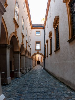 Melk manastırı ve Aşağı Avusturya 'daki Melk kasabasının iç ve dış görüntülerine bakın.