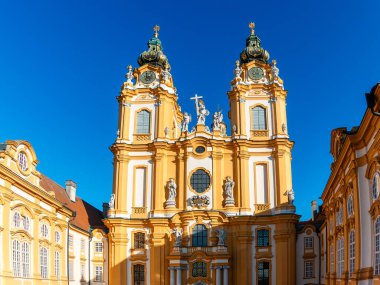Melk manastırı ve Aşağı Avusturya 'daki Melk kasabasının iç ve dış görüntülerine bakın.