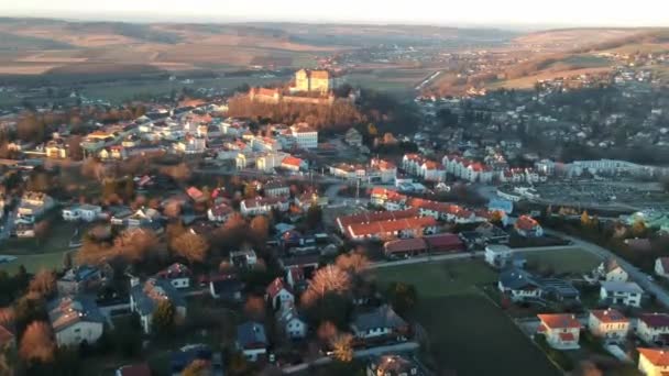 オーストリアの地平線にある城でヌルエンバッハの町を見る — ストック動画