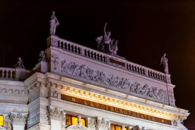 Viyana mimarisi ve sokak hayatı üzerine gece görüşü suni ışıkla