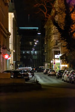 Viyana mimarisi ve sokak hayatı üzerine gece görüşü suni ışıkla