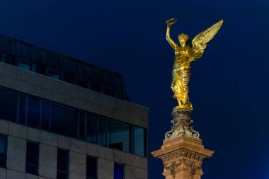Viyana mimarisi ve sokak hayatı üzerine gece görüşü suni ışıkla