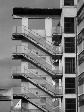 Binanın ön cephesi ve açık merdivenler modern terk edilmiş.