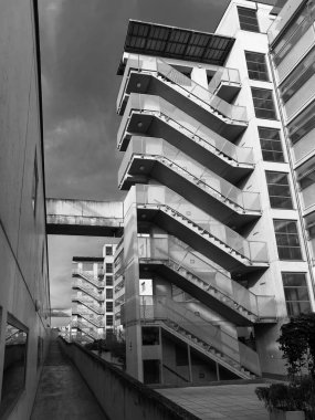 Binanın ön cephesi ve açık merdivenler modern terk edilmiş.