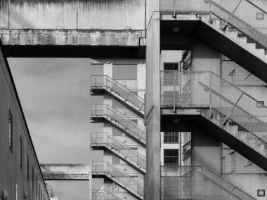 Binanın ön cephesi ve açık merdivenler modern terk edilmiş.