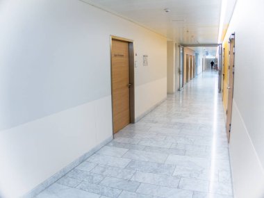 Ambülans kliniği iç ve koridorlara bakıyor.