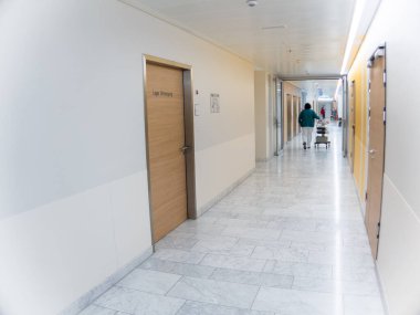 Ambülans kliniği iç ve koridorlara bakıyor.