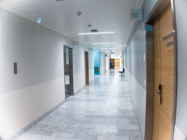 Ambülans kliniği iç ve koridorlara bakıyor.