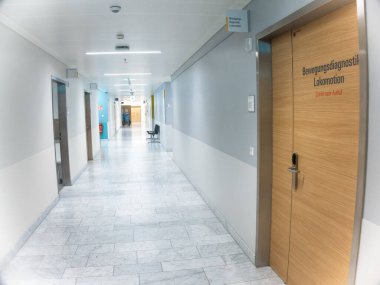 Ambülans kliniği iç ve koridorlara bakıyor.